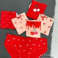 شورت عروسکی 4-2888 گیلاس قرمز وگلبهی ( جین12 عددی )